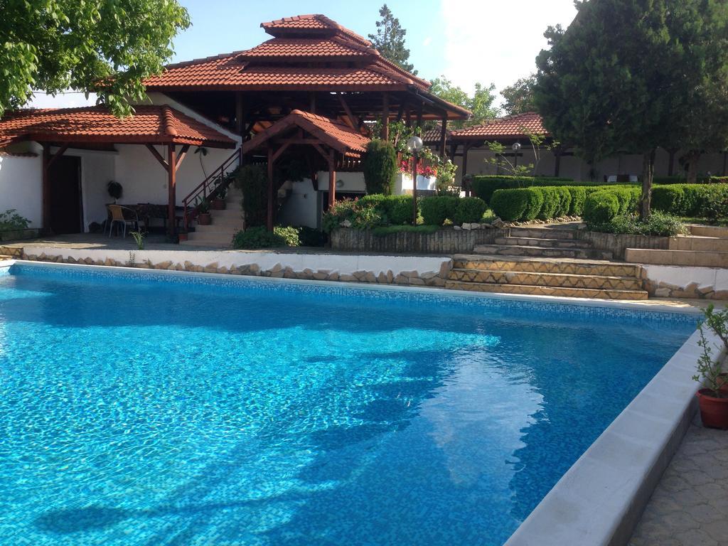 Family Hotel Accent Razgrad Eksteriør billede